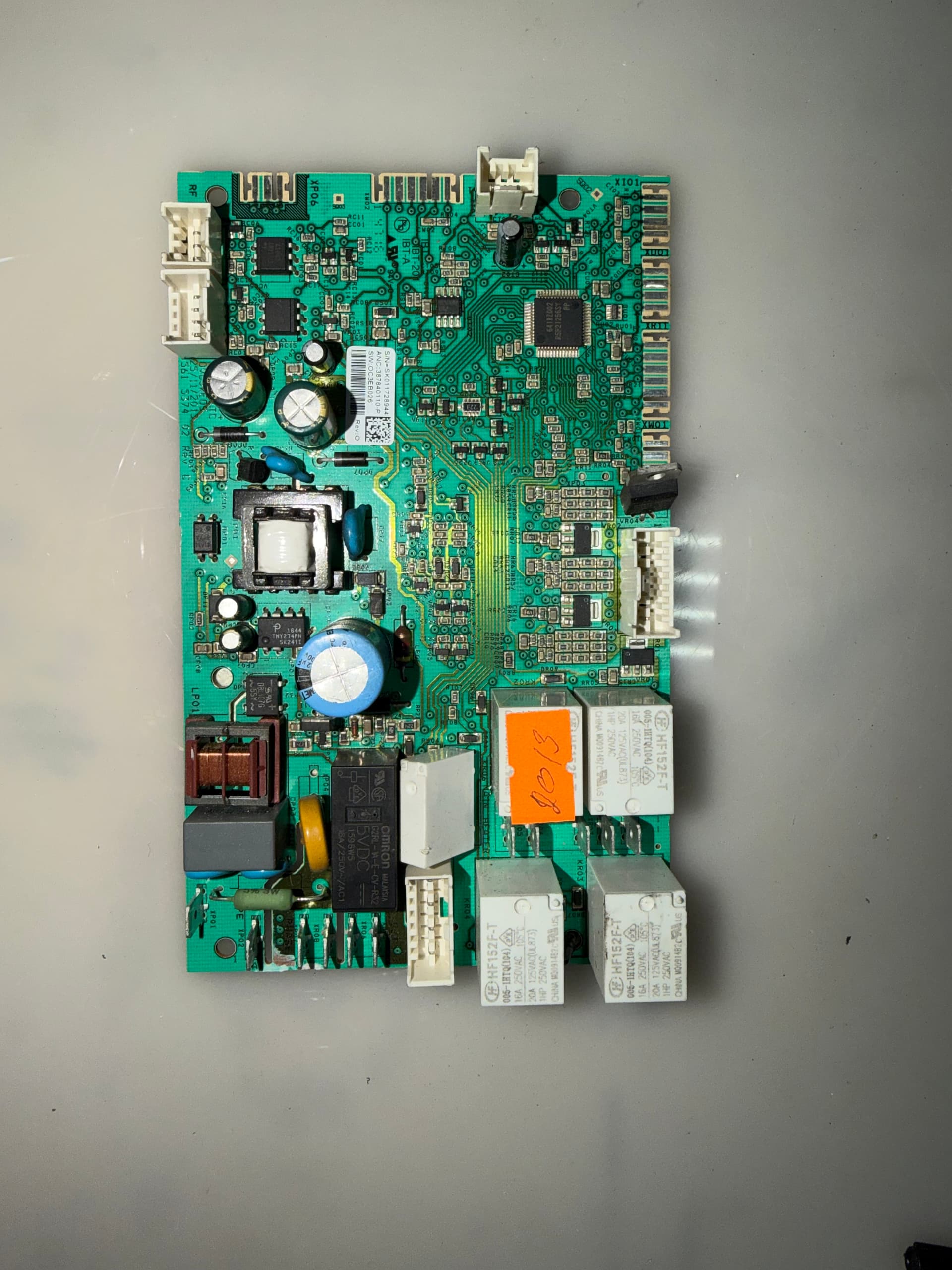 плата керування (control / relay board) побутової техніки — логіка + реле 230 В + власний імпульсний БЖ. Не силовий інвертор індукції. SK011726844