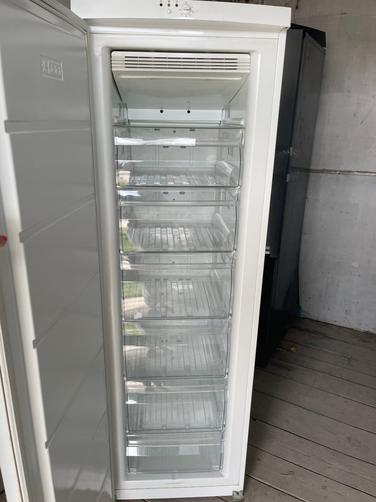 Морозильна камера Electrolux FG2651