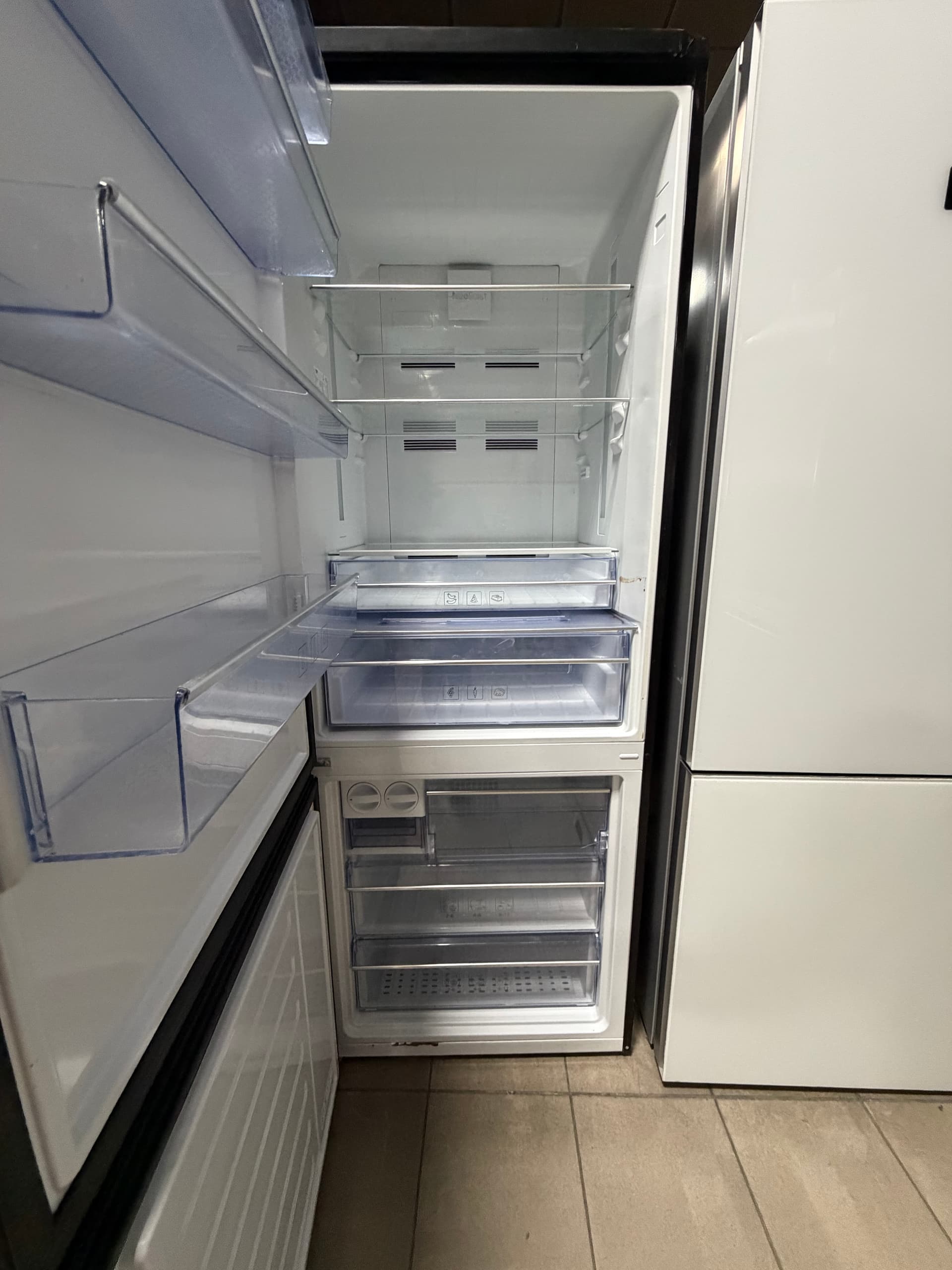 Холодильник Beko K70520NEG