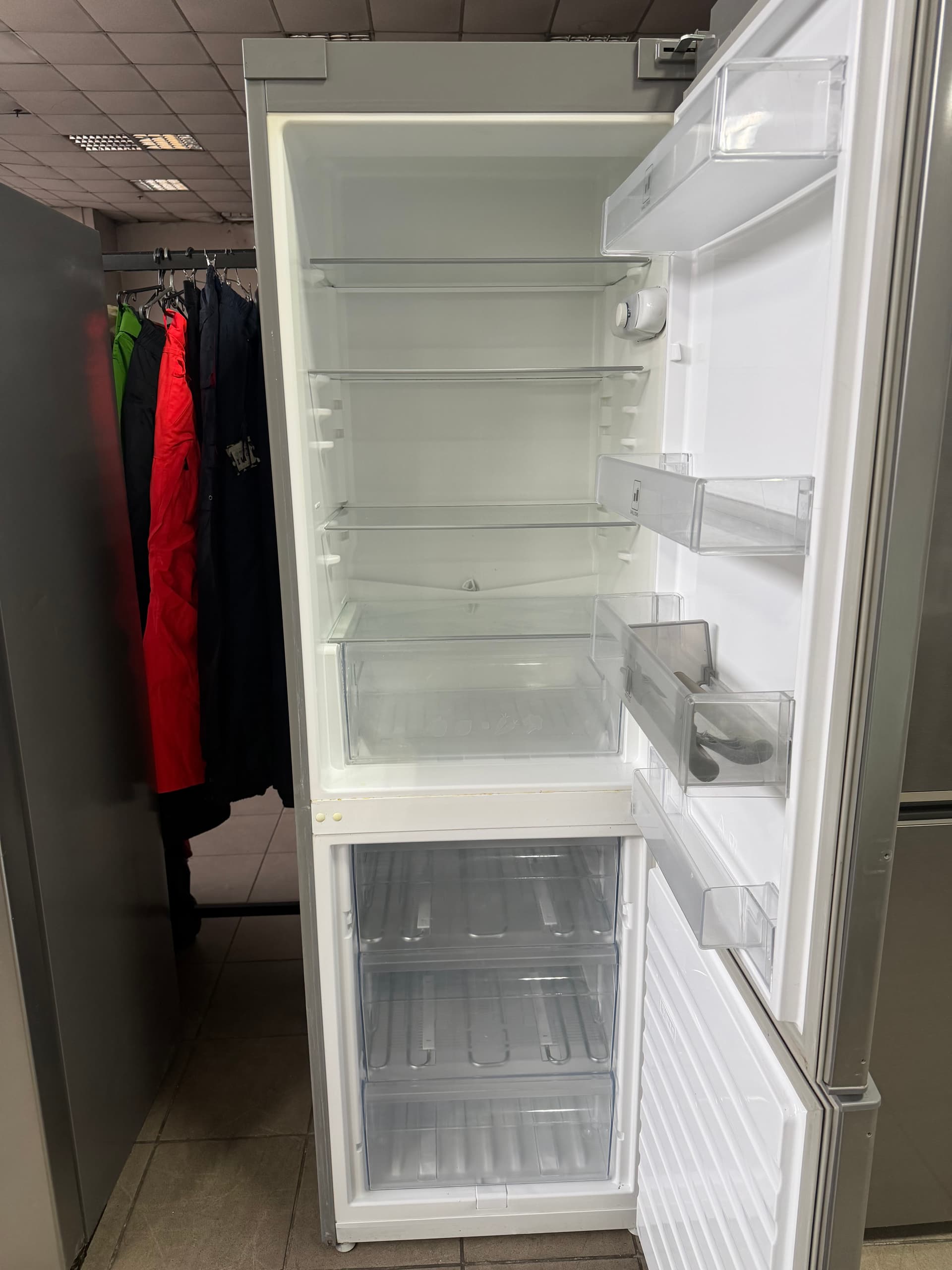 Холодильник Whirlpool WBE34142 TS