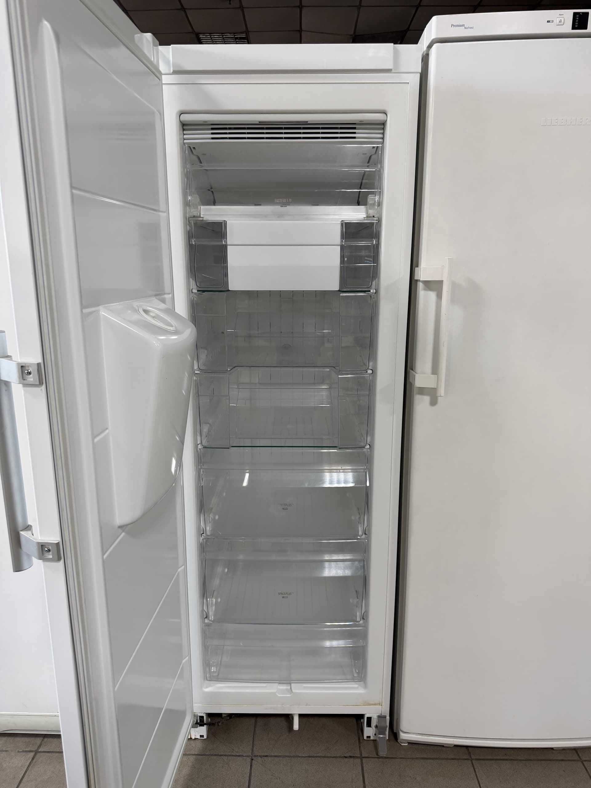 Морозильна камера ElectroLux EUF2947GOW