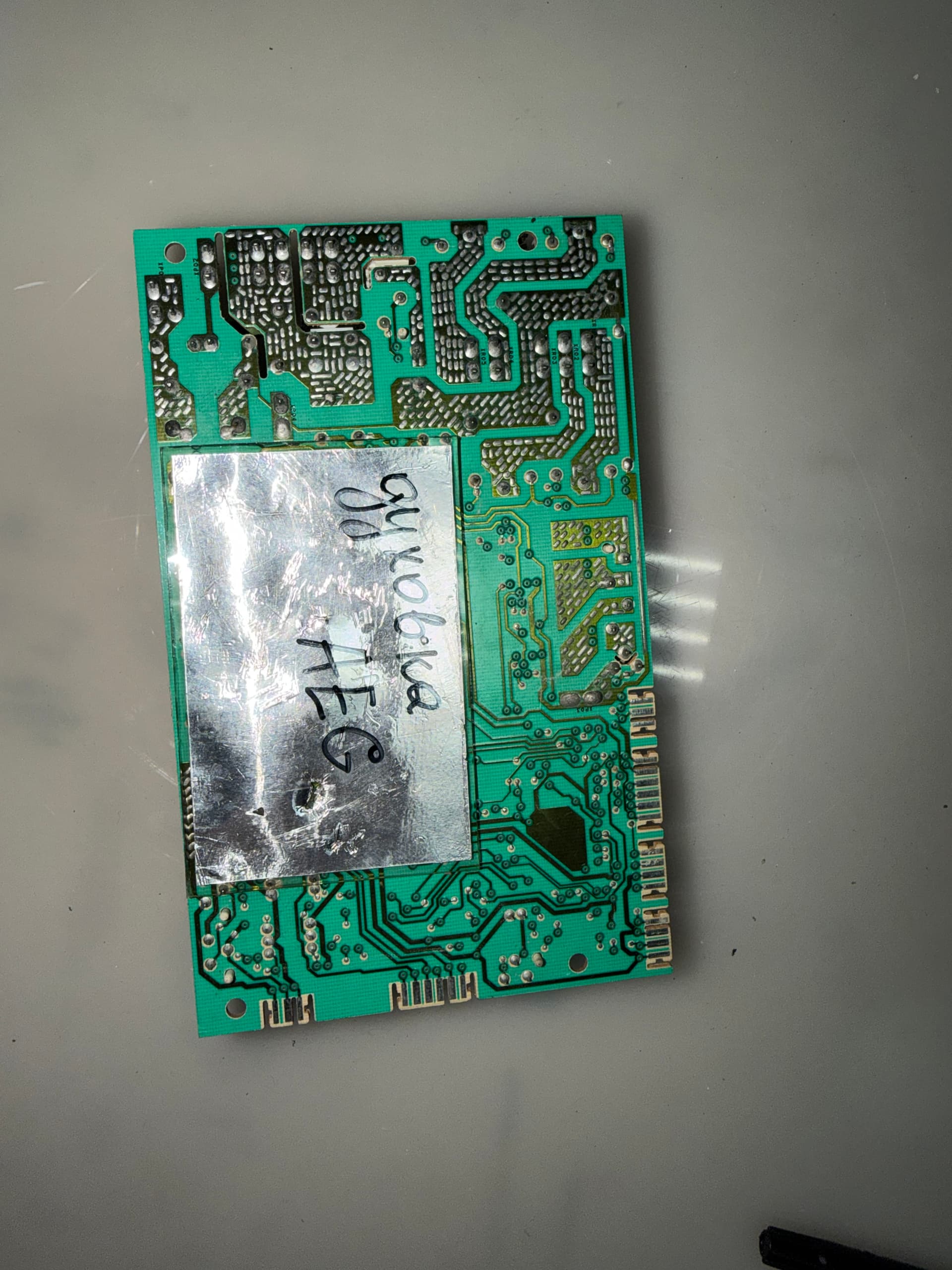 плата керування (control / relay board) побутової техніки — логіка + реле 230 В + власний імпульсний БЖ. Не силовий інве