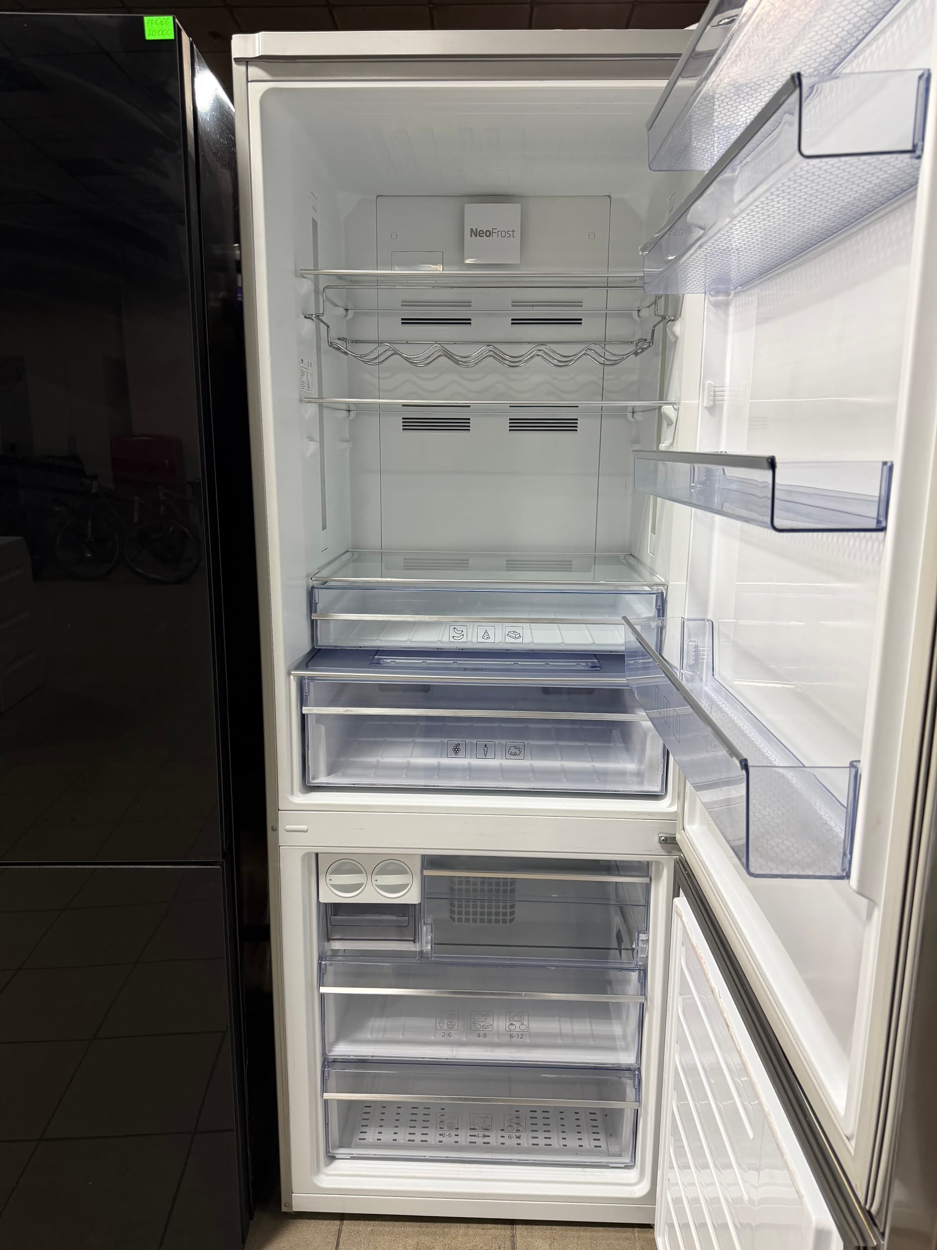 Холодильник Beko K70520NEG