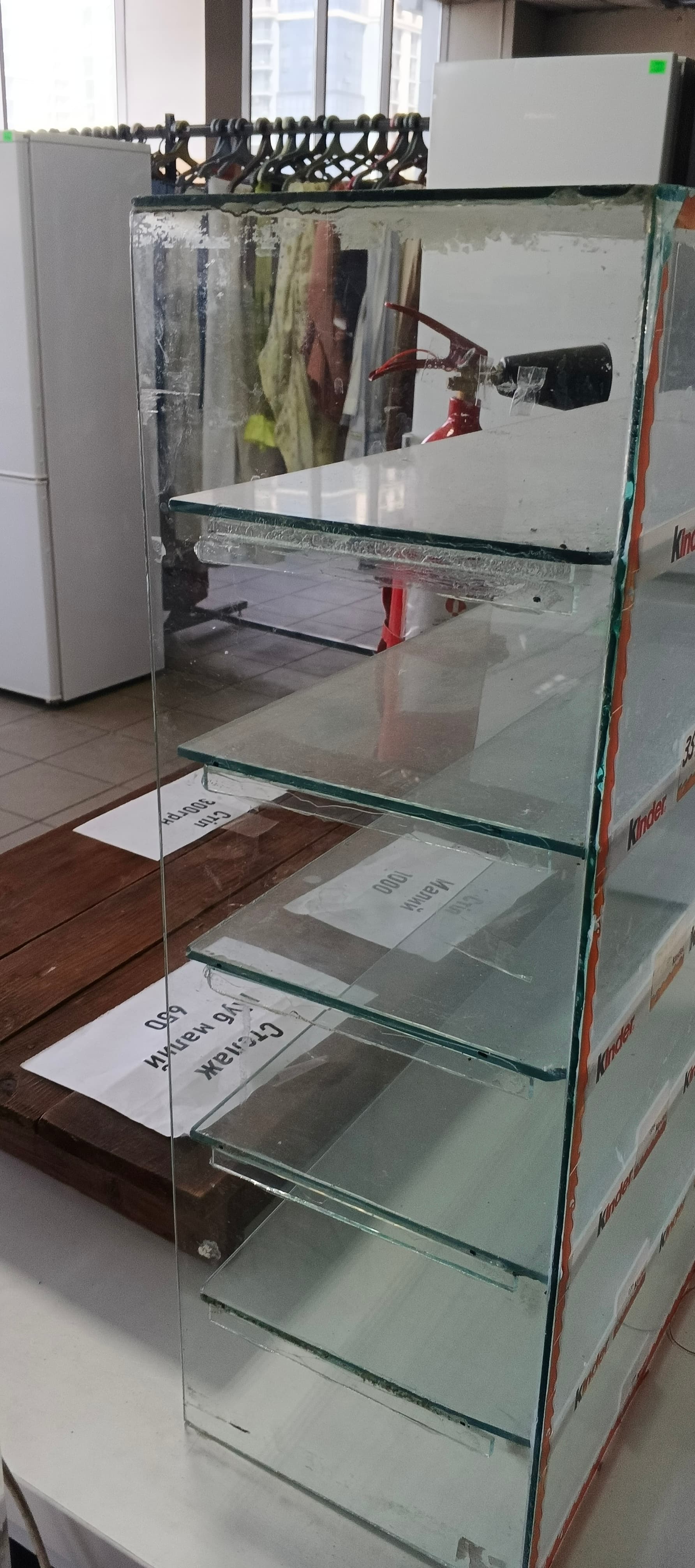 Маленька скляна вітрина з полицями від бренду кіндер