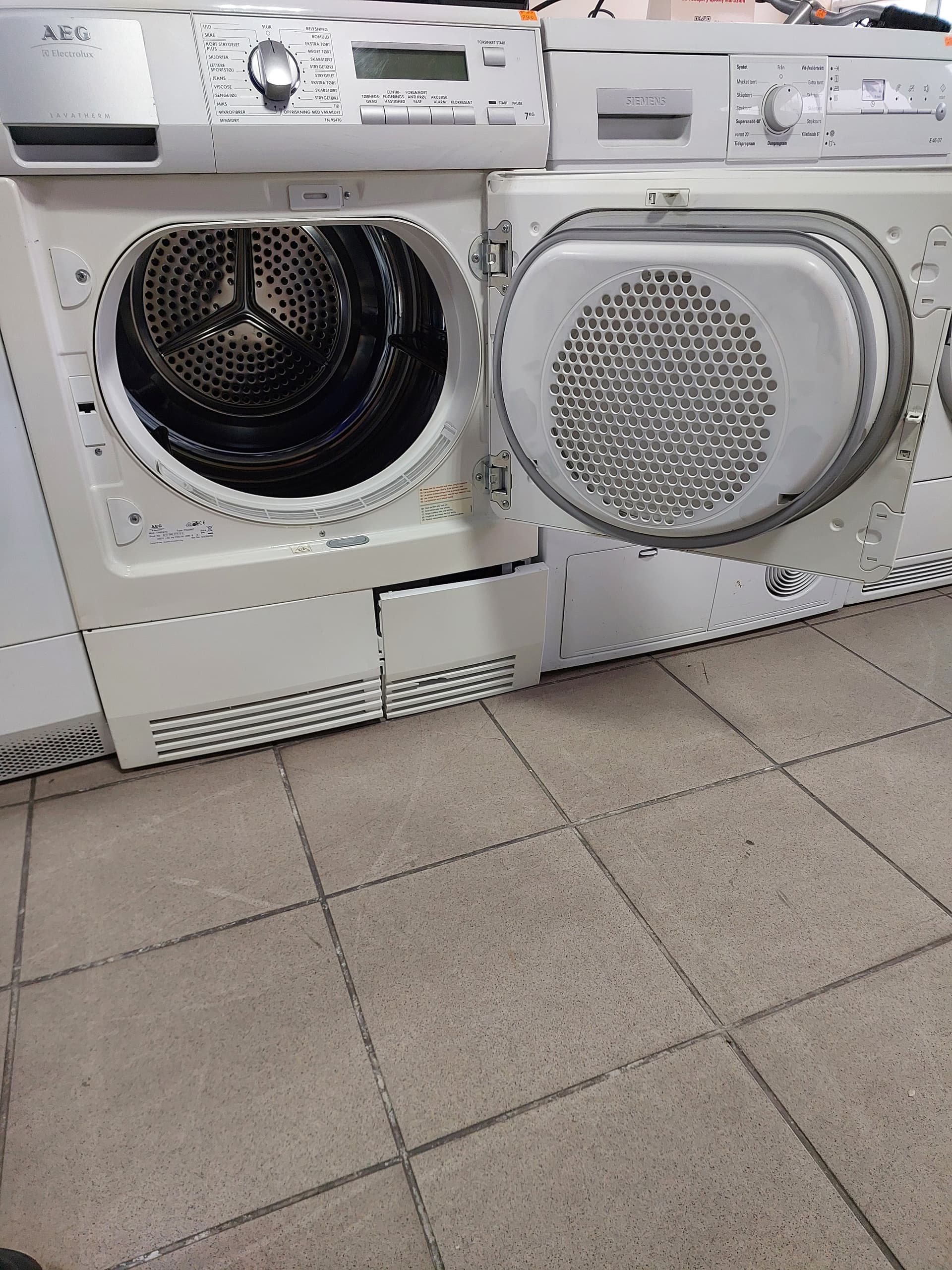 Сушильна машина AEG TN95470